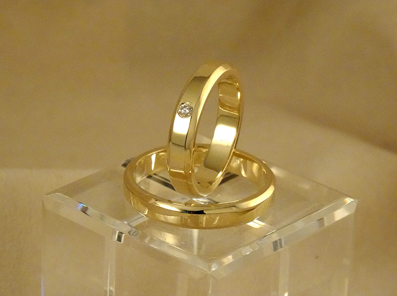 Обручальные кольца с бриллиантом на заказ