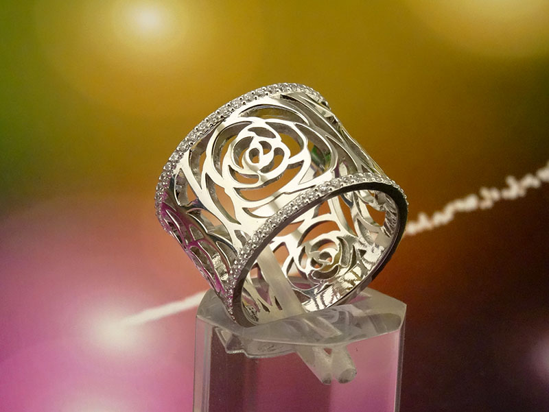 Экслюзивное кольцо из белого золота с бриллиантами