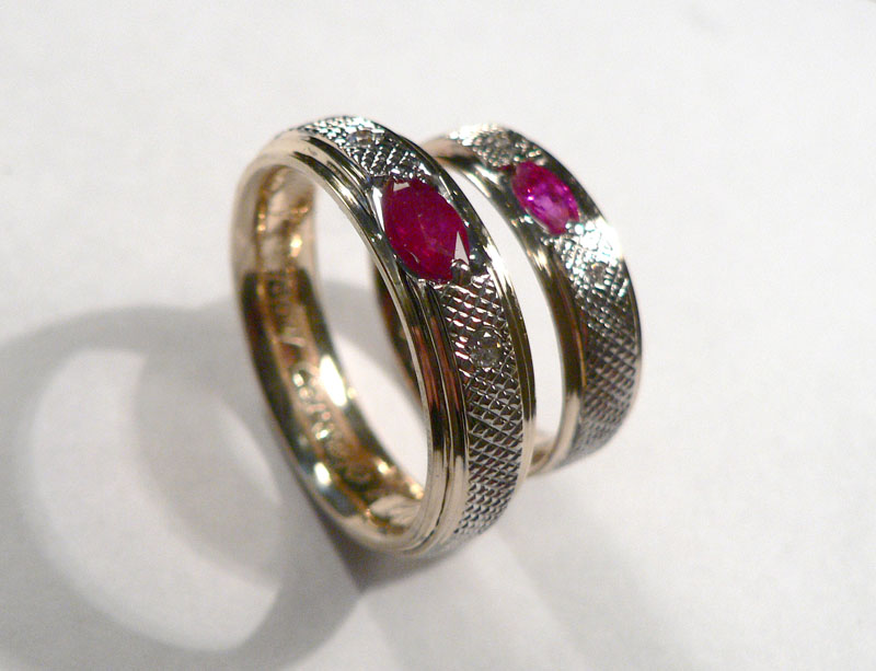 Обручальные кольца с рубинами и бриллиантами.