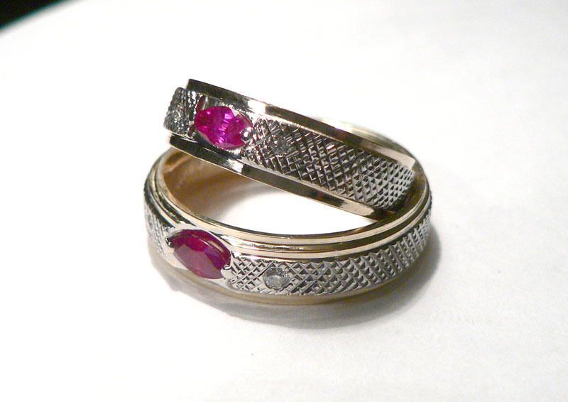 Обручальные кольца с рубинами и бриллиантами.