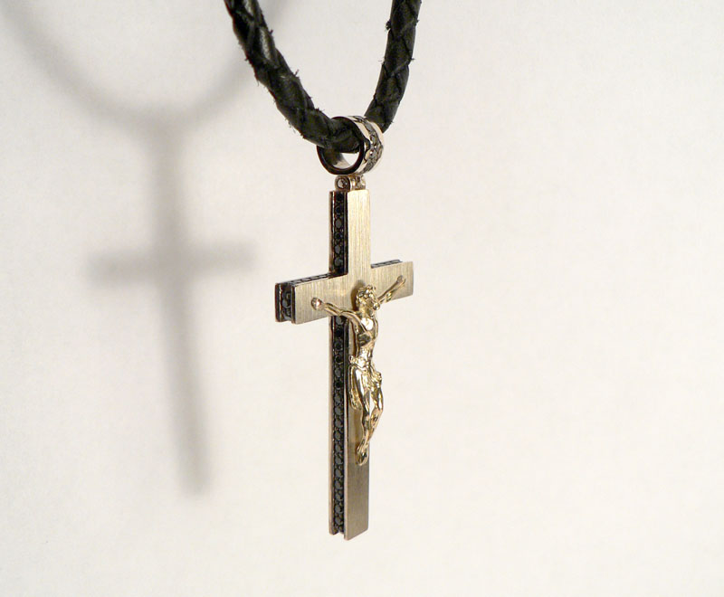 Крест с черными бриллиантами на заказ
