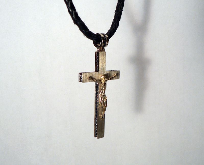 Крест с черными бриллиантами на заказ