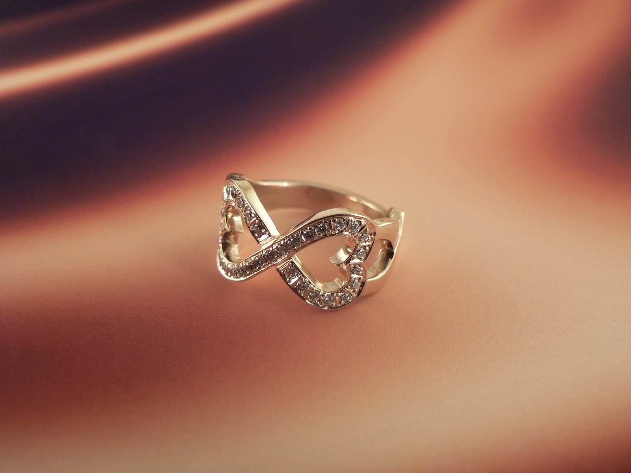 Эксклюзивное кольцо Два сердечка - бесконечность из золота с бриллиантами