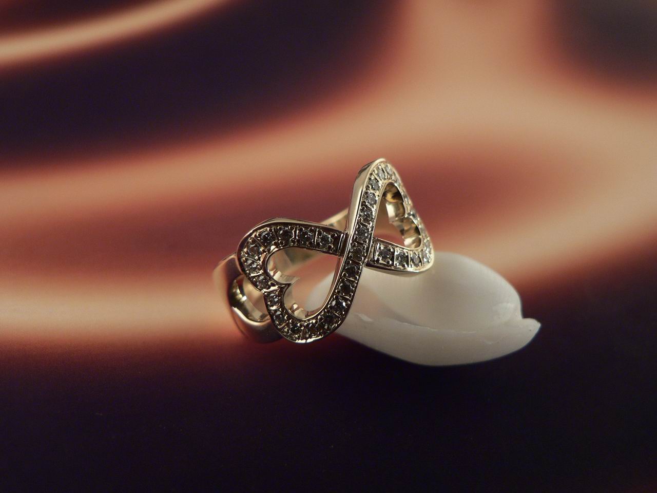 Эксклюзивное кольцо Два сердечка - бесконечность из золота с бриллиантами