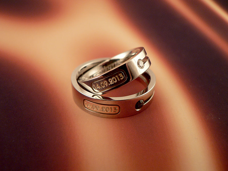 Обручальные кольца с датой. Комбинированное золото, бриллиант, сапфир. Изготовление на заказ.