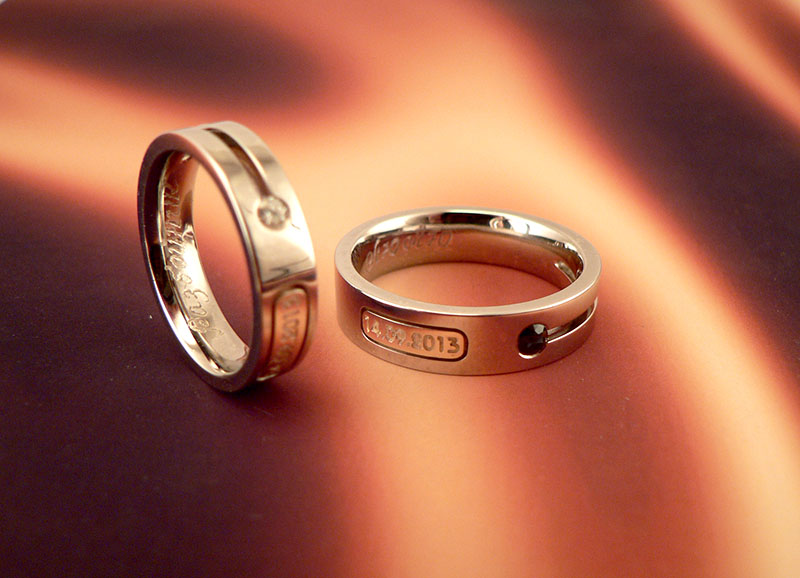 Обручальные кольца с датой. Комбинированное золото, бриллиант, сапфир. Изготовление на заказ.