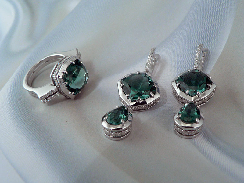 Серьги и кольцо с бриллиантами и зеленым цирконом