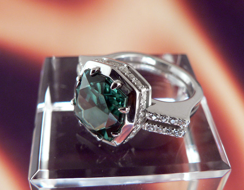 Серьги и кольцо с бриллиантами и зеленым цирконом