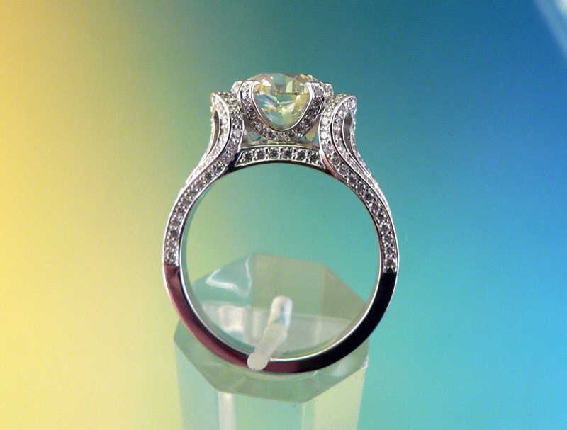 Кольцо из белого золота с бриллиантами