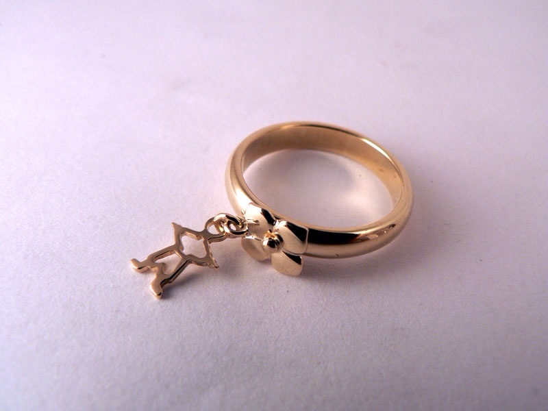 Золотое кольцо с подвеской в виде человечка.