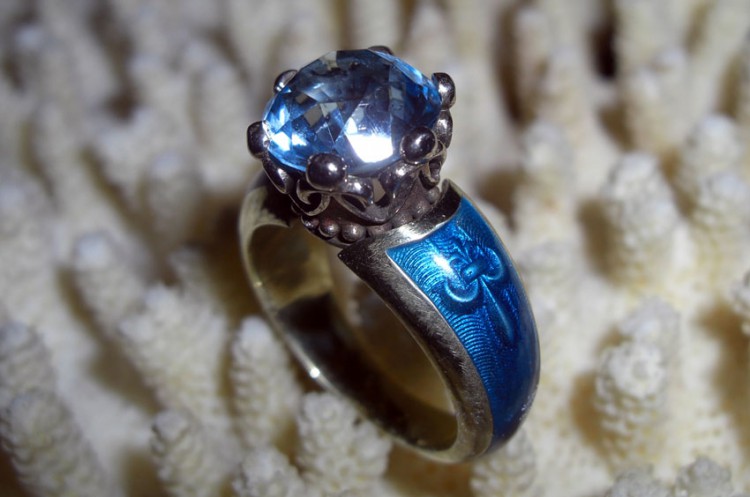 Золотое кольцо с горячей эмалью и голубым топазом.