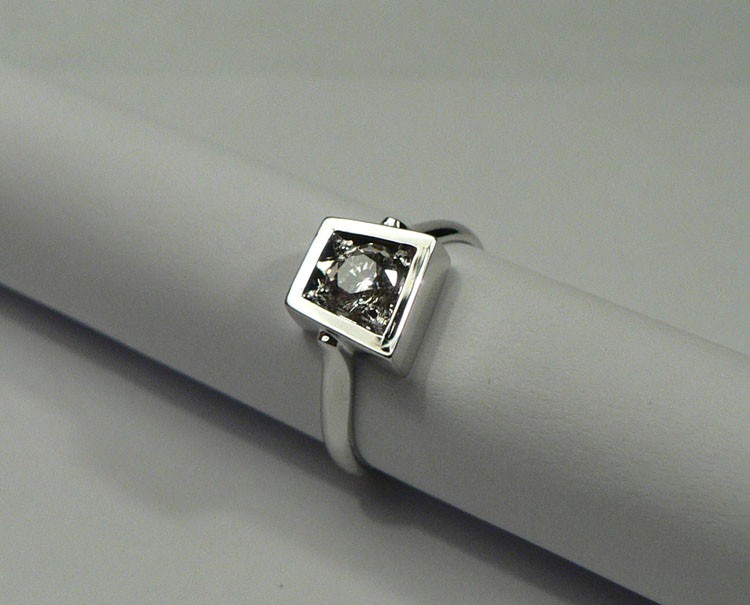 Кольцо на помолвку с бриллиантом из белого золота 750 пробы. Изготовление на заказ