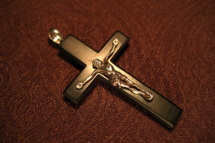 Крест из черного дерева и серебра