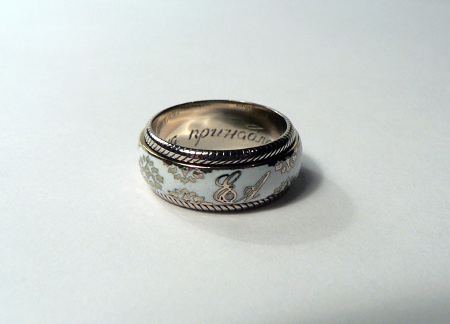 Обручальное кольцо с инициалами и горячей эмалью.