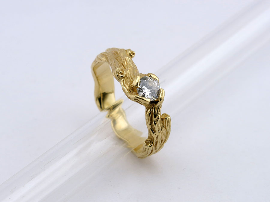 Необычное помолвочное кольцо с бриллиантом. Изготовление на заказ в мастерской "Ювелирная коллекция".