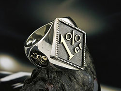 Перстень байкерского сообщества "1%" из серебра и золота 585 пробы.