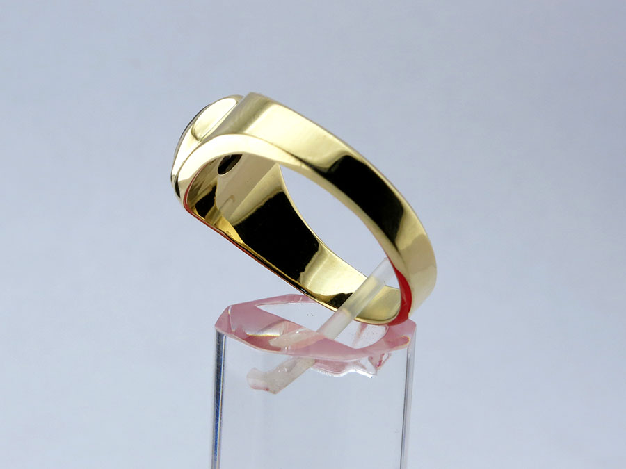 Мужское кольцо из золота с черным бриллиантом