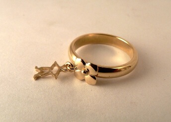 Золотое кольцо с подвеской в виде человечка.