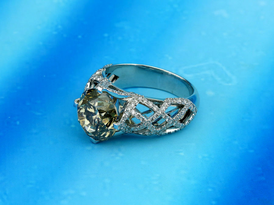 Эксклюзивное помолвочное кольцо из золота 750 пробы с крупным бриллиантом