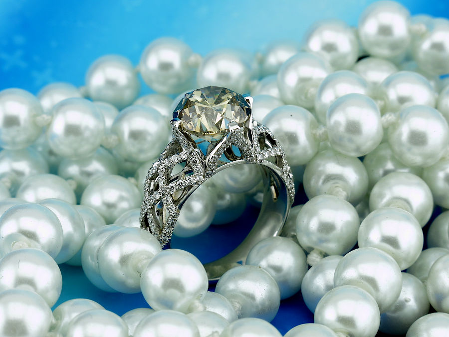 Эксклюзивное помолвочное кольцо из золота 750 пробы с крупным бриллиантом