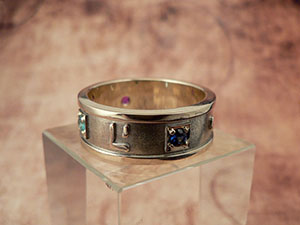 Кольцо с именем из золота с бриллиантом, сапфиром, рубином и изумрудом