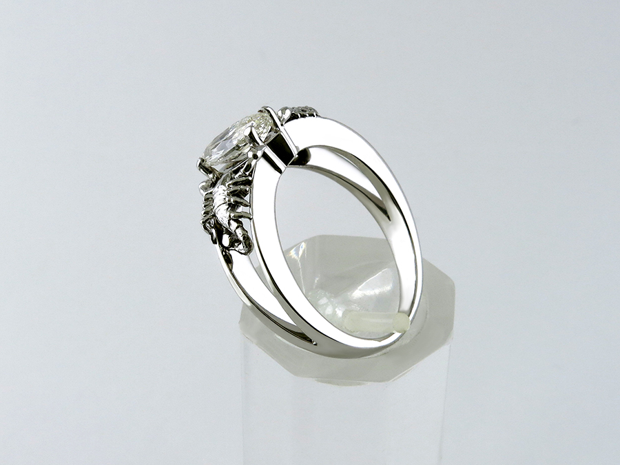Кольцо "Скорпион" из белого золота с бриллиантом
