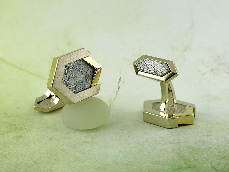 Запонки "Оберон" из золота с настоящим метеоритом Муонионалуста. Уникальный подарок мужчине.