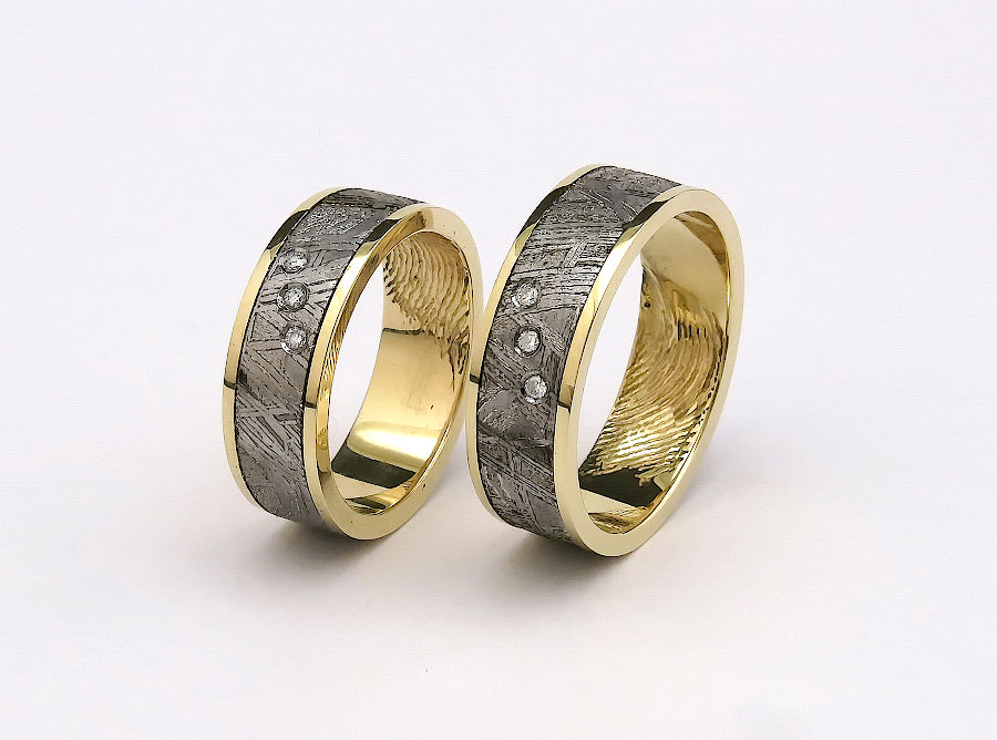 Обручальные кольца с отпечатками из желтого золота 585 пробы и вставкой метеорита Муониалуста