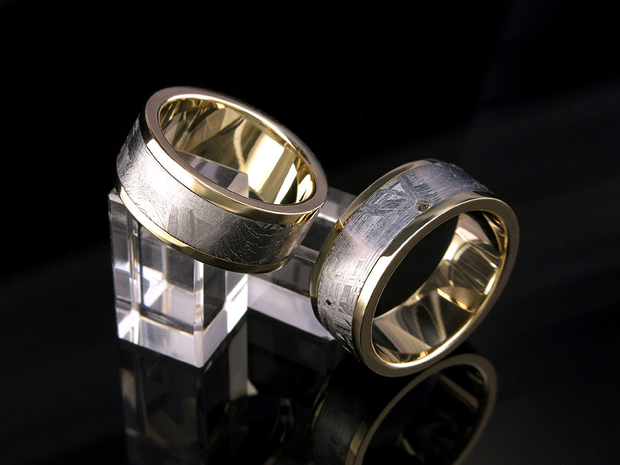 Необычные обручальные кольца с Метеоритом и желтого золота | Ювелирная мастерская