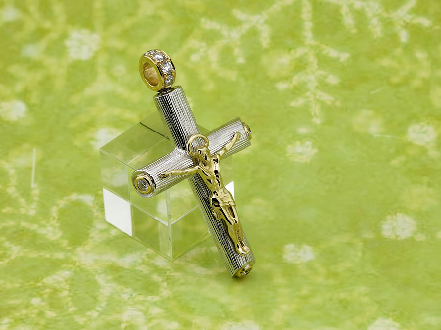 Золотой крестик с бриллиантами на заказ.