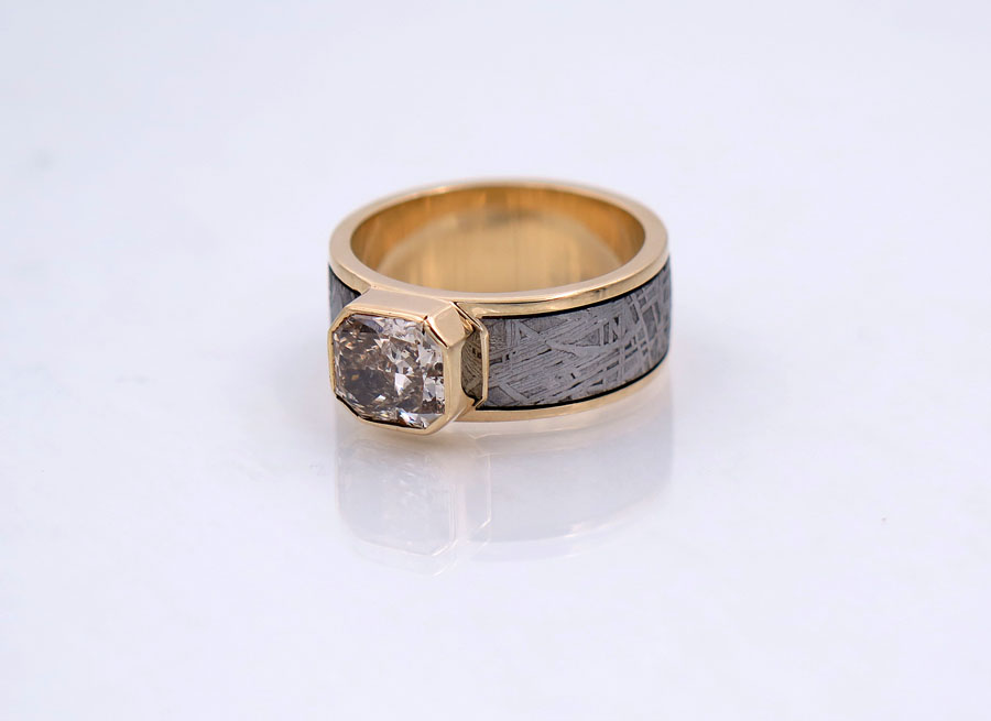 Мужское кольцо с бриллиантом и метеоритом