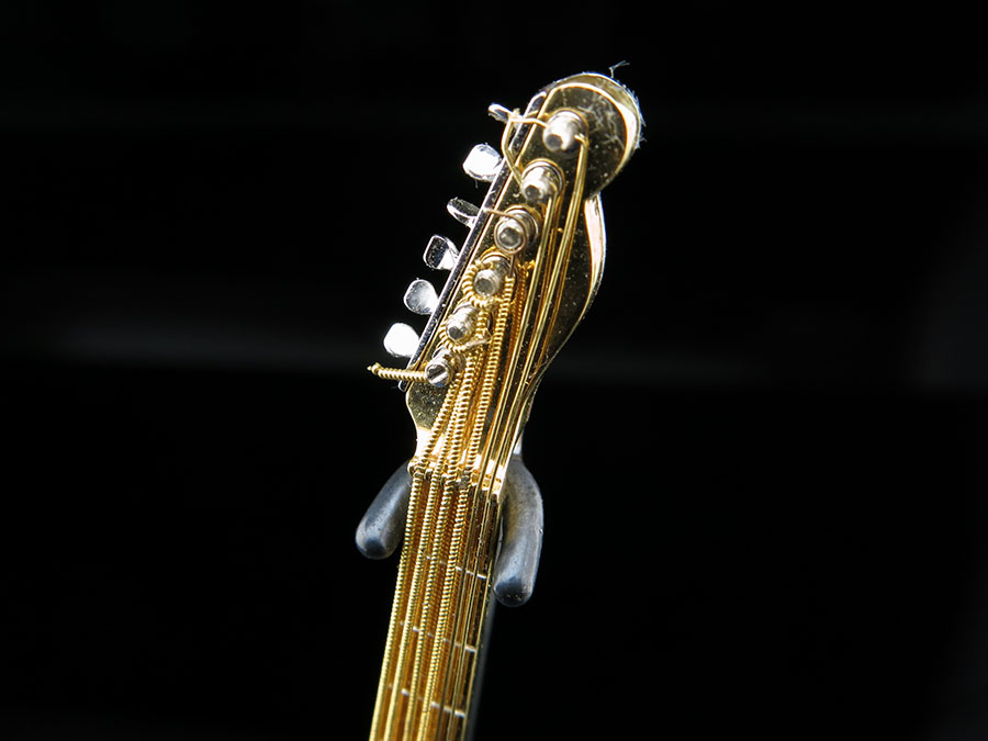 Миниатюрная копия гитары из золота, серебра и эбена.