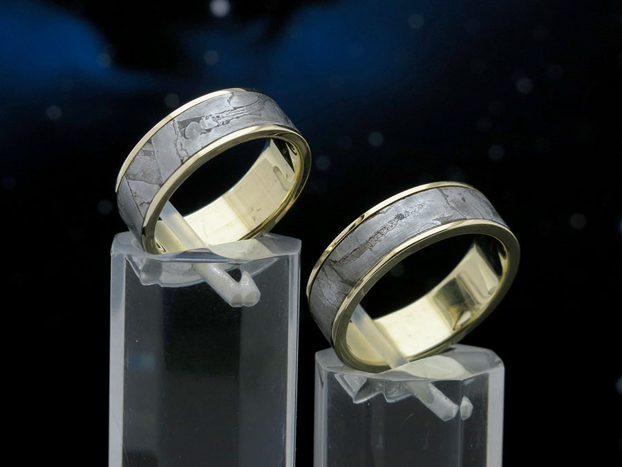 Обручальные кольца "Метеорит" из желтого золота 585 пробы и вставкой метеорита Сеймчан