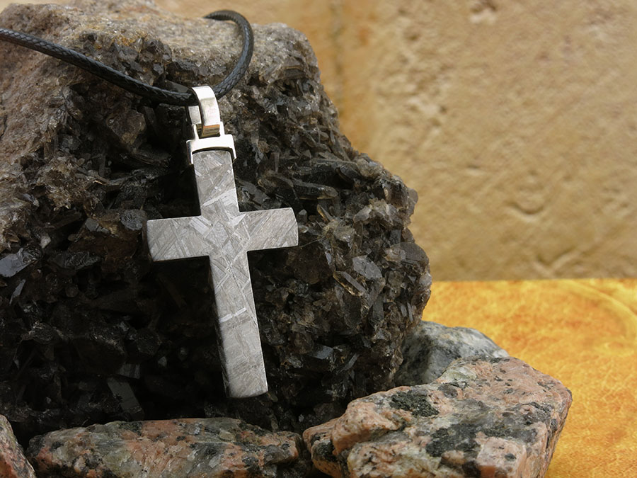 Крест с метеоритом и золотом.