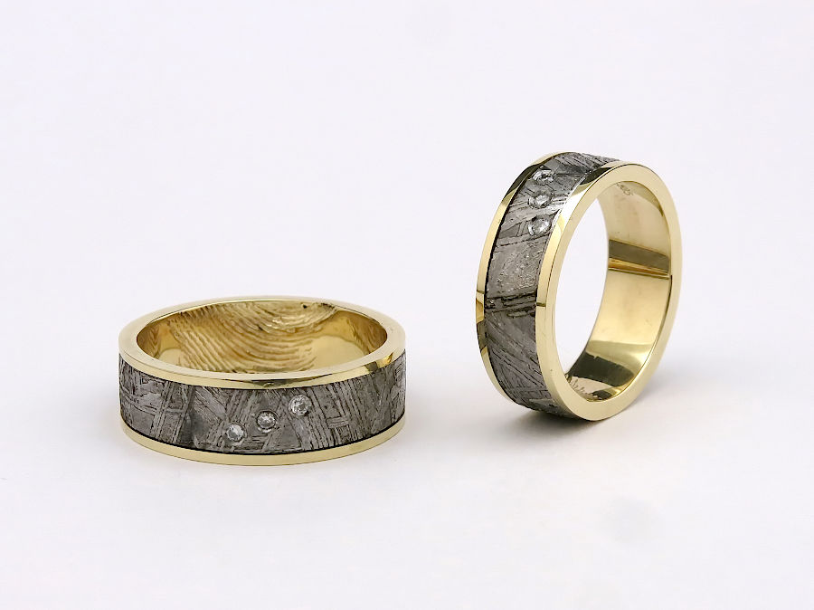 Обручальные кольца с отпечатками из желтого золота 585 пробы и вставкой метеорита Муониалуста