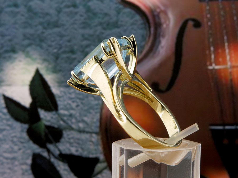 Кольцо из желтого золота с Аквамарином и бриллиантами.
