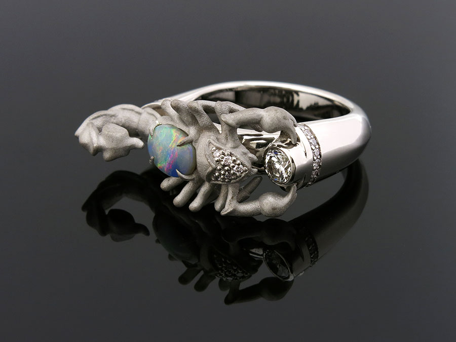 Кольцо "Скорпион" из белого золота с бриллиантами и хризолитом