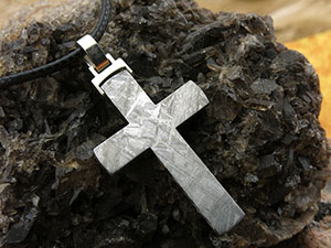 Крест с метеоритом и золотом.