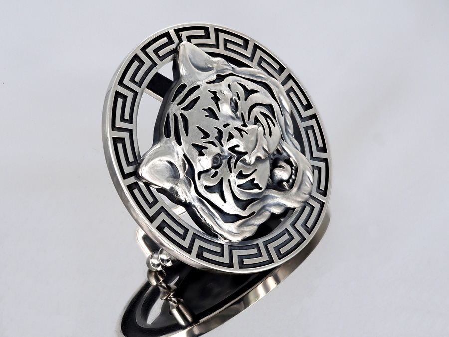 Пряжка из серебра с инициалами и знаком зодиака Лев.