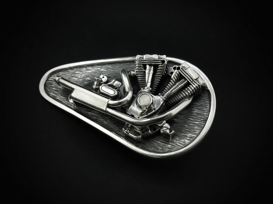Эксклюзивная пряжка "Мотор от Harley Davidson" из серебра с золотыми элементами. 24-karat.ru