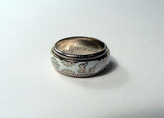 Обручальное кольцо с инициалами и горячей эмалью.