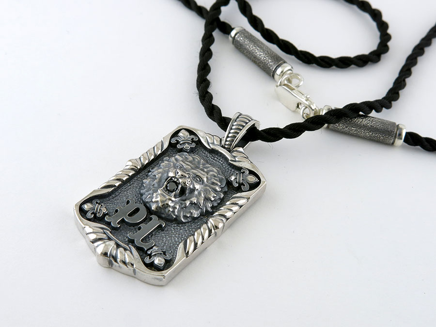 Кулон "Лев" из серебра 925 пробы с черным бриллиантом