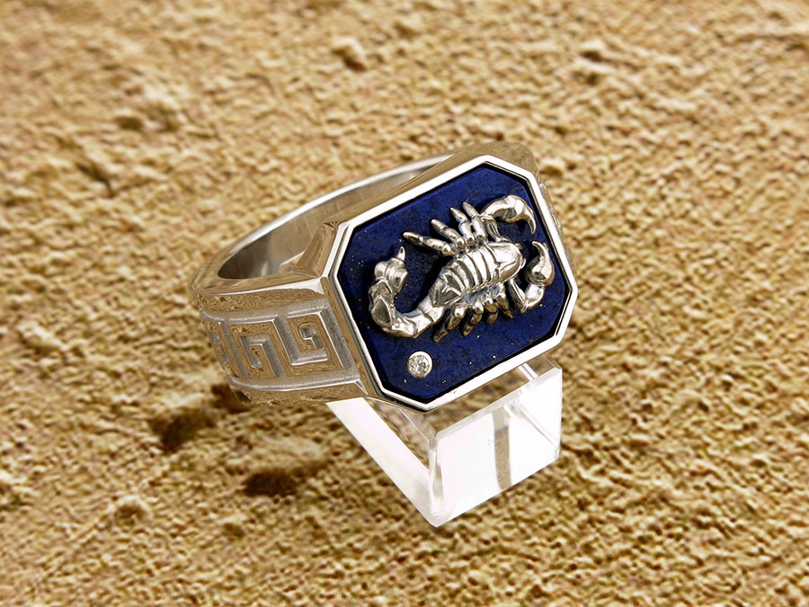 Перстень "Скорпион" из серебра 925 пробы с афганским лазуритом