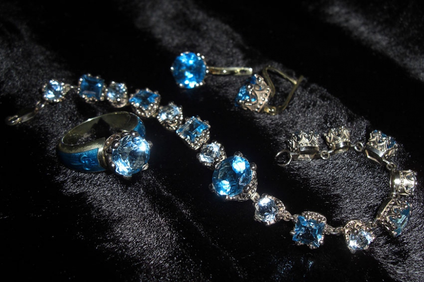 Серебряные женские браслеты