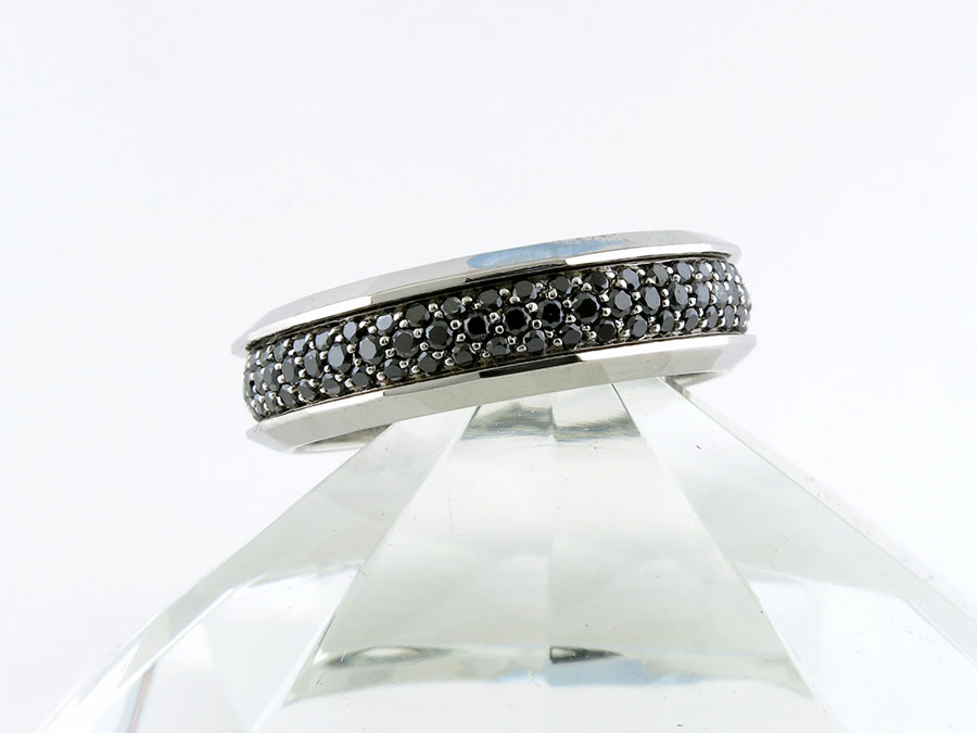 Мужское кольцо из белого золота 750 пробы с черными бриллиантами.