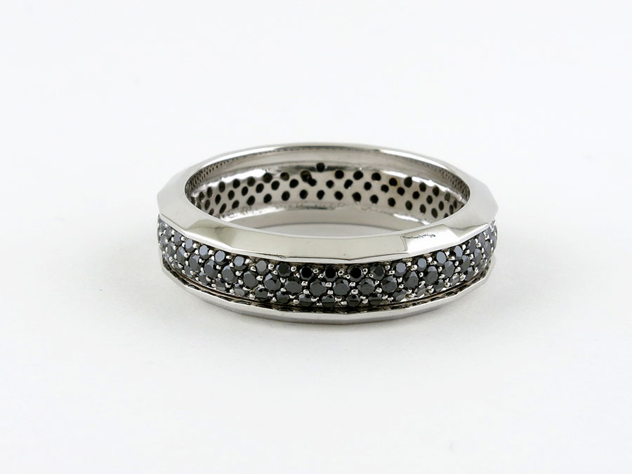 Мужское кольцо из белого золота 750 пробы с черными бриллиантами.
