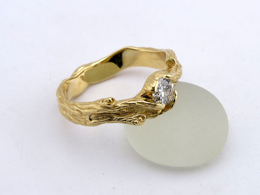Необычное помолвочное кольцо с бриллиантом. Изготовление на заказ в мастерской "Ювелирная коллекция".