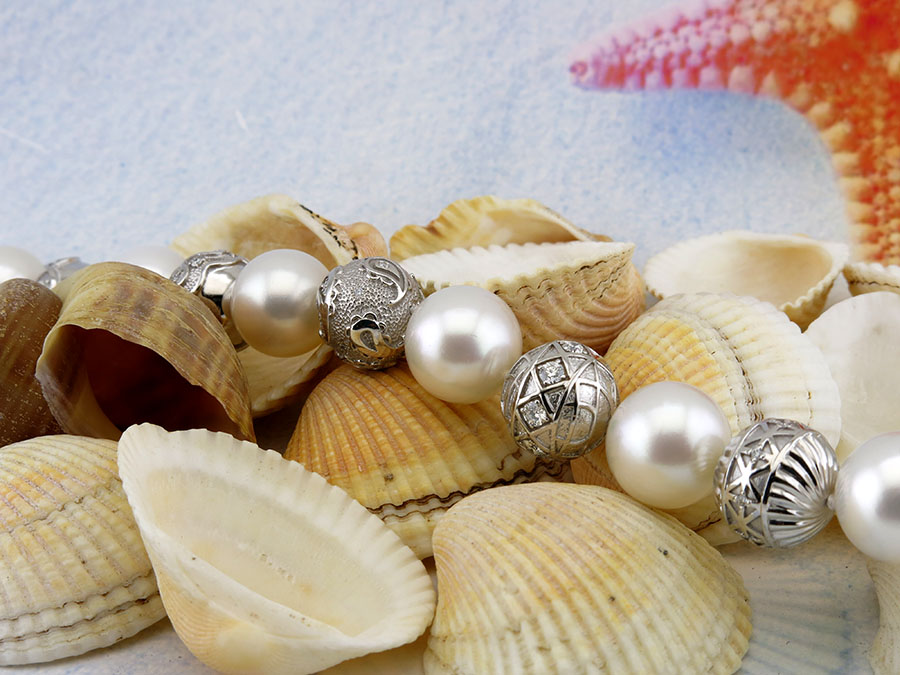 Эксклюзивный браслет из восьми морских жемчужин и белого золота 750 пробы с бриллиантами