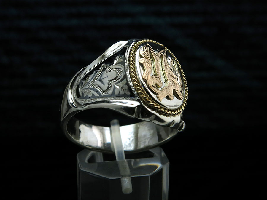 Перстень с золотыми инициалами МА и канатом. Изготовление перстней на заказ