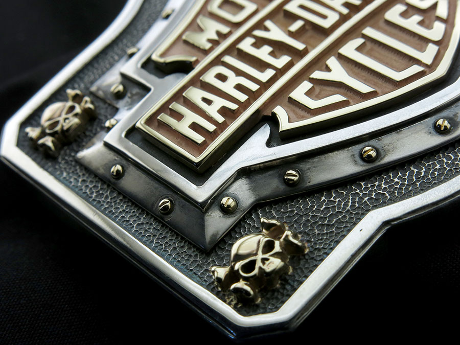 Эксклюзивная пряжка "Harley Davidson" из серебра с золотыми элементами. 24-karat.ru